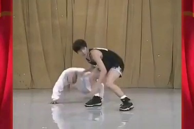 Chết cười màn đóng giả trái bóng rổ trong game show Nhật Bản