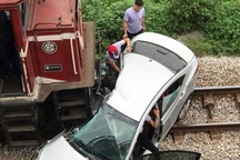 Tàu hỏa tông ô tô, 2 người tử vong