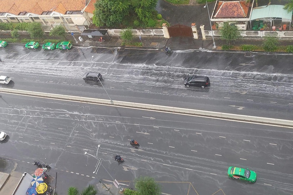 TPHCM xuất hiện mưa giải nhiệt sau chuỗi ngày nắng nóng - 1 TPHCM xuất hiện mưa giải nhiệt sau chuỗi ngày nắng nóng - 1