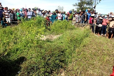 Phát hiện thi thể thiếu nữ bị trói chân tay trên ruộng