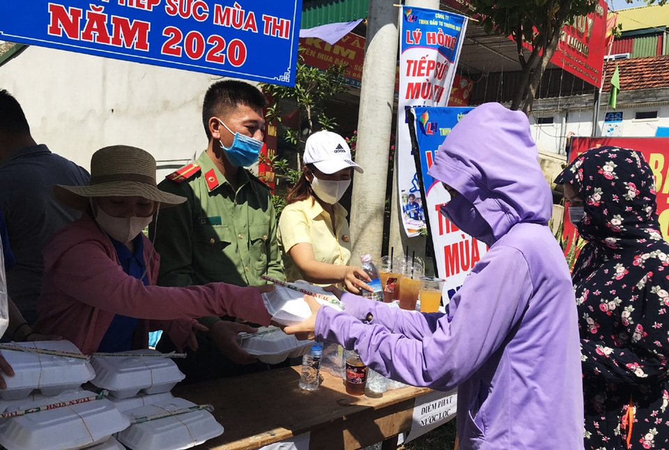 Thanh niên tình nguyện chăm lo thí sinh rẻo cao “no bụng thi tốt - 6 Thanh niên tình nguyện chăm lo thí sinh rẻo cao “no bụng thi tốt - 6
