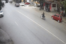 Thót tim cảnh cây xanh bật gốc đổ xuống đường, 2 cô gái suýt gặp nạn