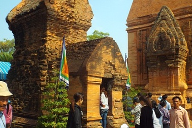 Hàng nghìn người dự Lễ hội Tháp Bà Ponagar Nha Trang