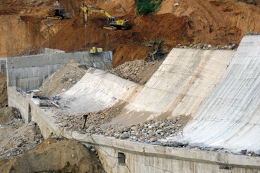 Vụ vỡ đập thủy điện vì xe ben: Chủ đầu tư giả mạo hồ sơ, con dấu?