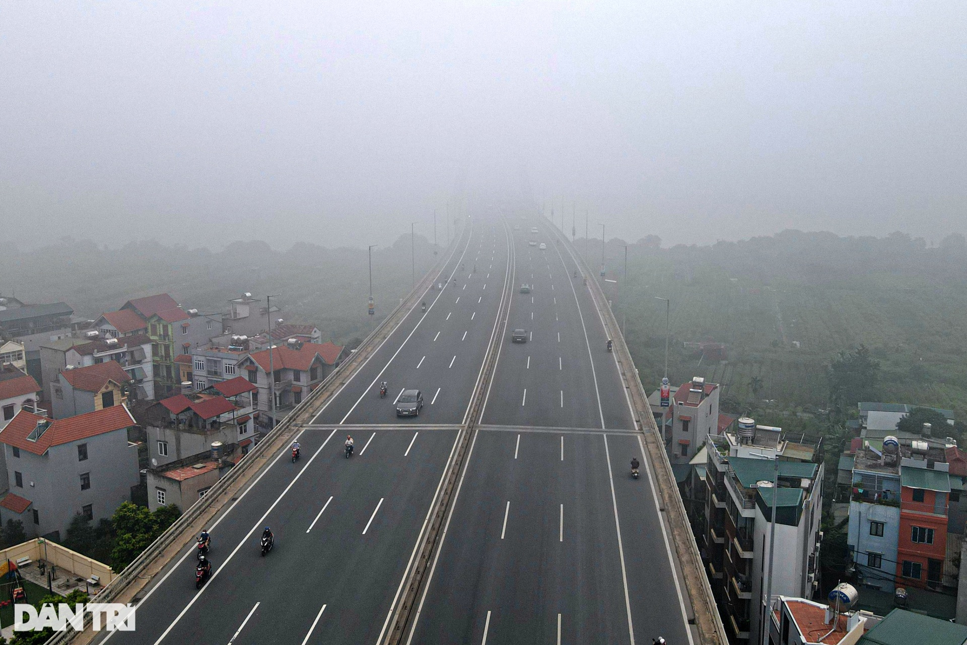 Cảnh báo Hà Nội ô nhiễm không khí, nhiều tòa nhà biến mất trong sương mù - 7 Cảnh báo Hà Nội ô nhiễm không khí, nhiều tòa nhà biến mất trong sương mù - 7