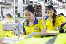 Tăng ca mệt lả, công nhân vẫn cố kiếm thêm thu nhập bù lúc giãn việc