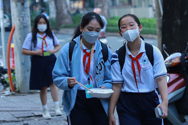 Cha mẹ "xót ruột" nhìn con vừa ăn sáng vừa học nốt bài cũ