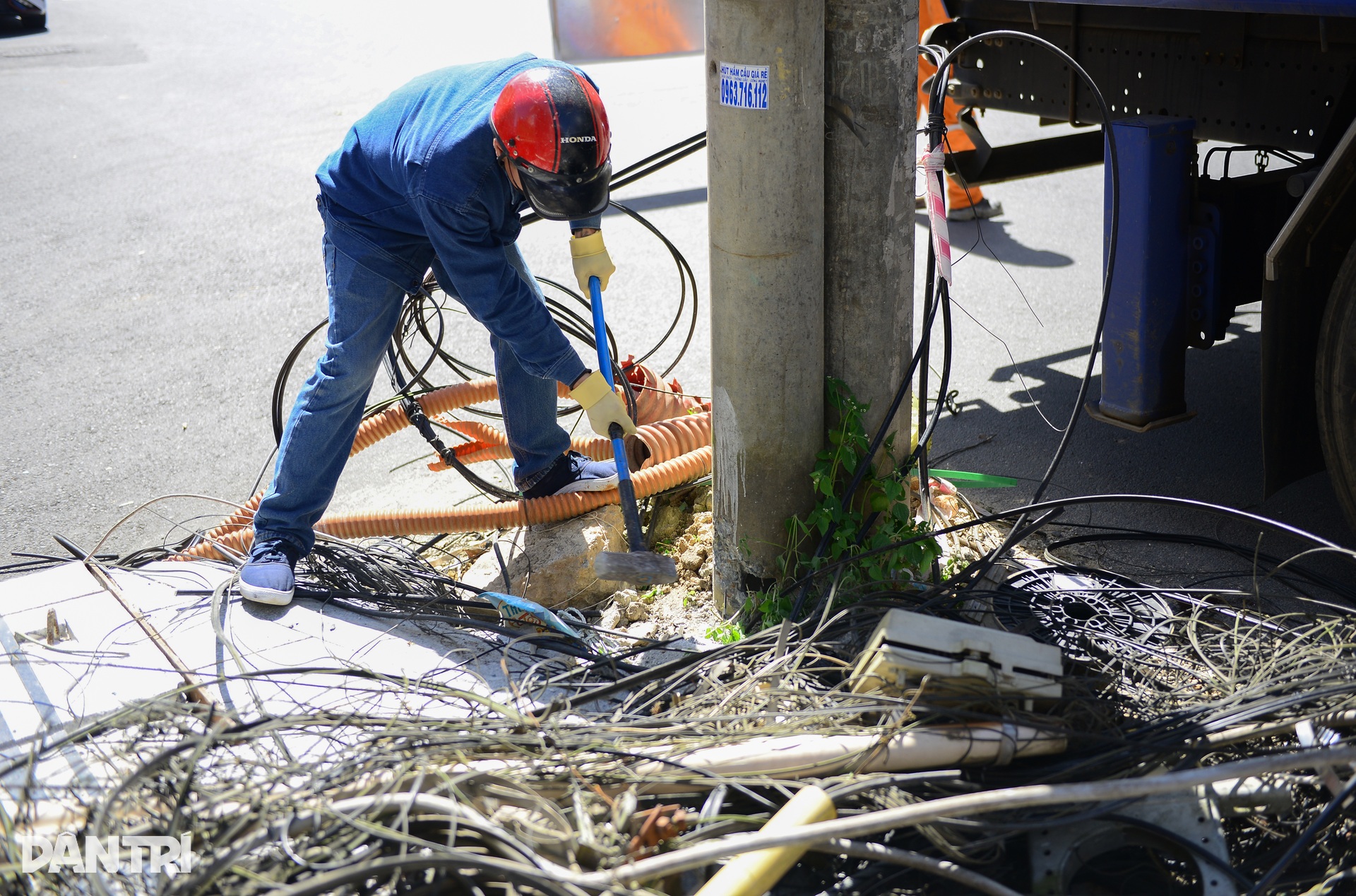 Nhổ loạt trụ điện bị bỏ quên ở tuyến đường đẹp bậc nhất trung tâm Đà Lạt - 9 Nhổ loạt trụ điện bị bỏ quên ở tuyến đường đẹp bậc nhất trung tâm Đà Lạt - 9