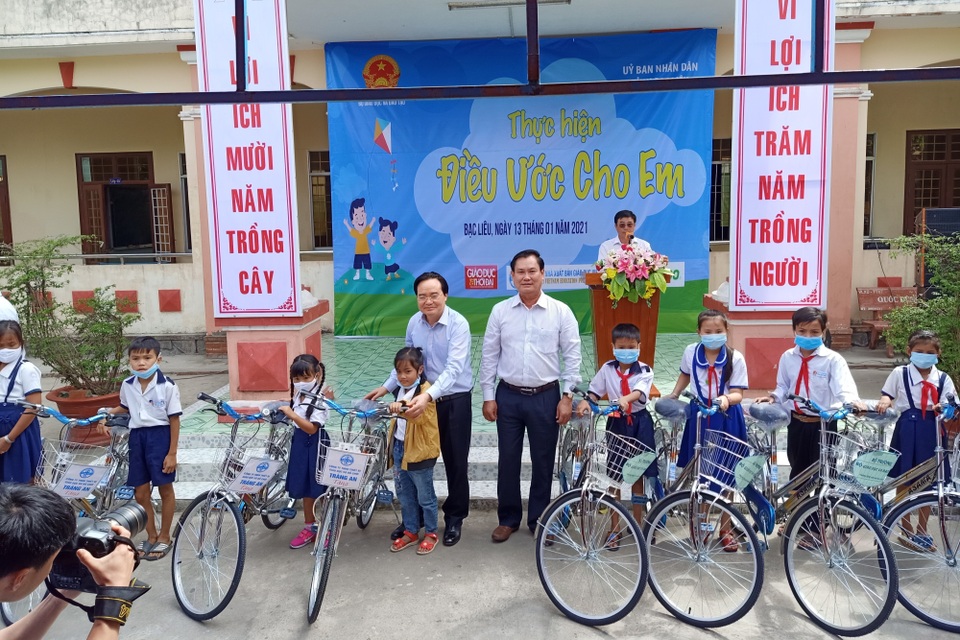 Bộ trưởng GDĐT trao quà Điều ước cho em tới học sinh Bạc Liêu - 1 Bộ trưởng GDĐT trao quà Điều ước cho em tới học sinh Bạc Liêu - 1