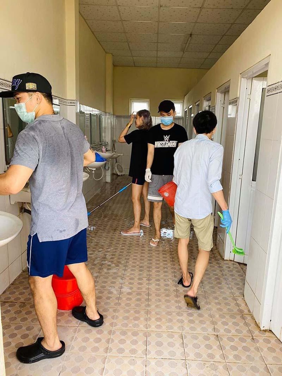 Du học sinh rủ nhau phụ giúp dọn nhà vệ sinh chung của khu cách ly - 3 Du học sinh rủ nhau phụ giúp dọn nhà vệ sinh chung của khu cách ly - 3