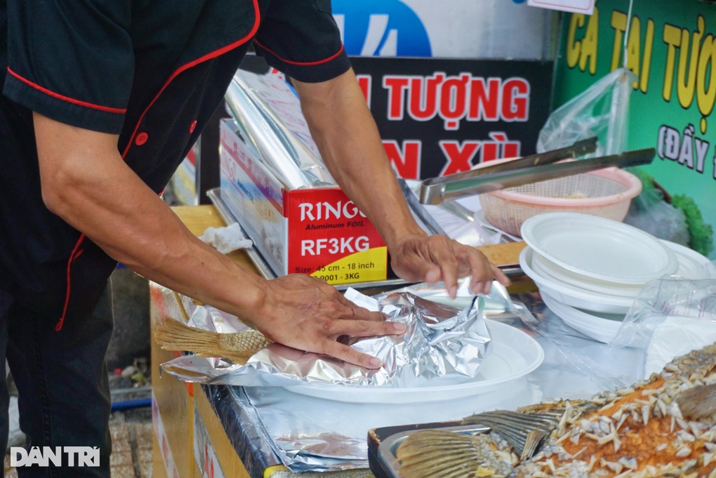 Quán cá tai tượng chiên xù ở TPHCM bán cả tấn cá/ngày, khách nườm nượp - 4 Quán cá tai tượng chiên xù ở TPHCM bán cả tấn cá/ngày, khách nườm nượp - 4