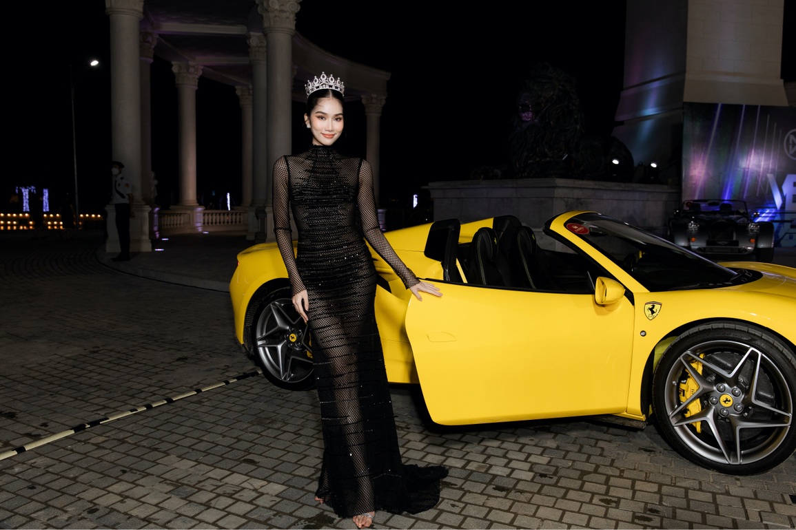 Cận cảnh dàn siêu xe đưa đón Thùy Tiên, Đỗ Mỹ Linh và loạt hoa hậu - 13