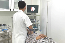 Chàng trai 24 tuổi rậm lông, mặt tròn xoe vì tự dùng thuốc xịt mũi