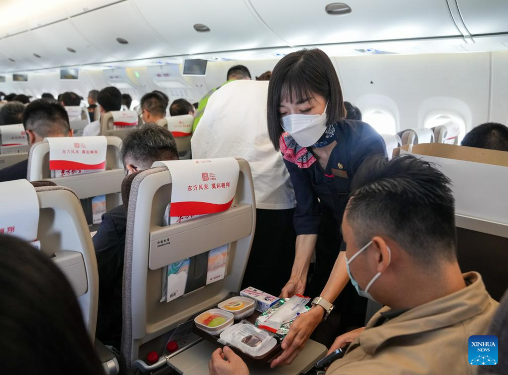 Hành khách khen hết lời máy bay chở khách đầu tiên do Trung Quốc sản xuất - 3 Hành khách khen hết lời máy bay chở khách đầu tiên do Trung Quốc sản xuất - 3