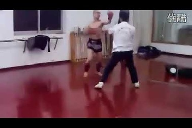 Môn đồ Vịnh Xuân Quyền đấm võ sĩ Muay Thái túi bụi, CĐV khen nức nở