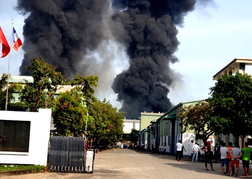 Công ty sản xuất nệm mút tại Bình Dương chìm trong “biển lửa” - 2 Công ty sản xuất nệm mút tại Bình Dương chìm trong “biển lửa” - 2