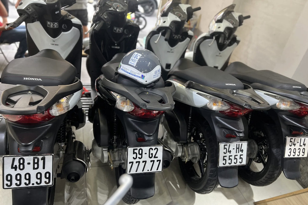 Biển số ô tô 15K-555.55 trúng đấu giá hơn 2,1 tỷ đồng - 2 Biển số ô tô 15K-555.55 trúng đấu giá hơn 2,1 tỷ đồng - 2