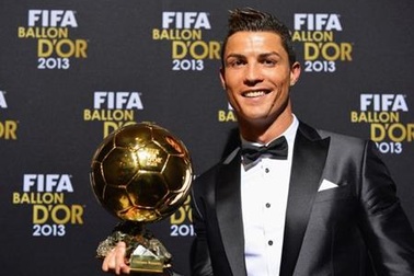 C.Ronaldo bất ngờ bán cả Quả bóng vàng để làm từ thiện