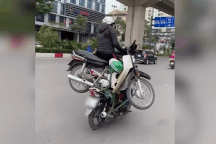 Thót tim cảnh xe máy "công kênh" cả người lẫn xe trên đường phố Hà Nội