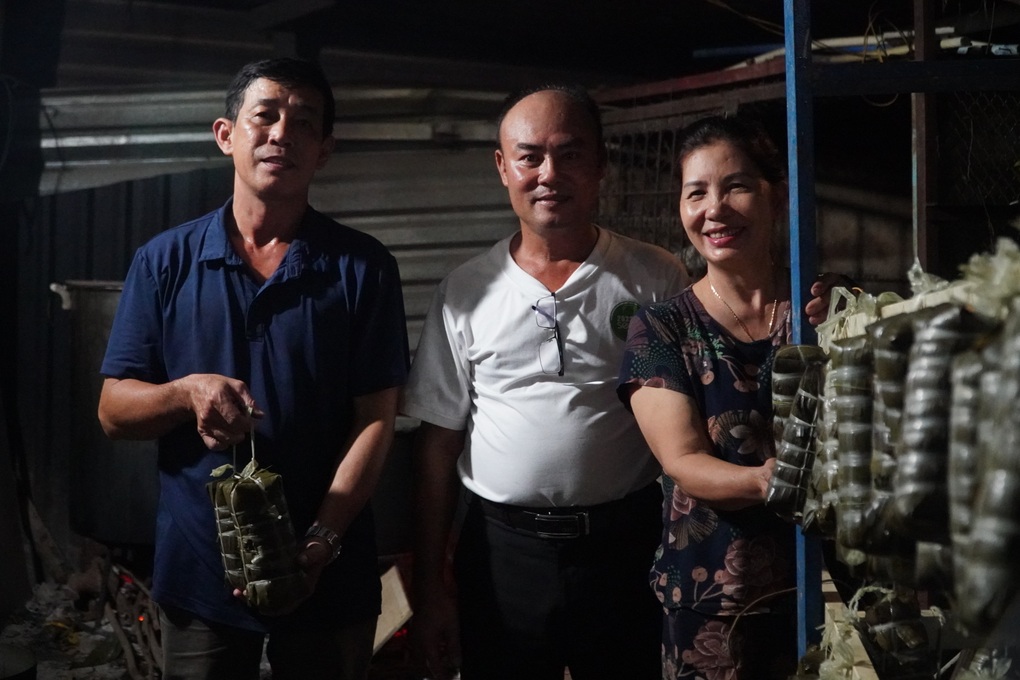 Bà chủ trọ gói hàng trăm đòn bánh tét tặng công nhân: Tôi từng khổ như họ - 3 Bà chủ trọ gói hàng trăm đòn bánh tét tặng công nhân: Tôi từng khổ như họ - 3