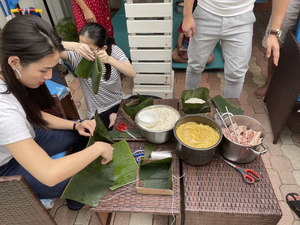 Người Việt ở Mỹ gói bánh chưng đón Tết giữa thời dịch Covid-19 - 9 Người Việt ở Mỹ gói bánh chưng đón Tết giữa thời dịch Covid-19 - 9