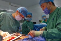 Bị đâm thấu tim trong đêm, người đàn ông may mắn thoát chết