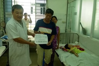 Gần 32 triệu đồng đến với cô gái bại não bị bỏng nặng 