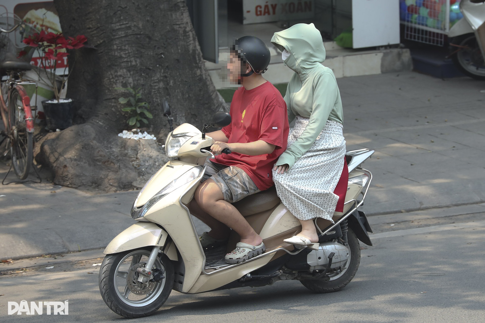Nắng nóng đầu hè ở Hà Nội: Người dân ra đường kín mít như ninja - 15 Nắng nóng đầu hè ở Hà Nội: Người dân ra đường kín mít như ninja - 15