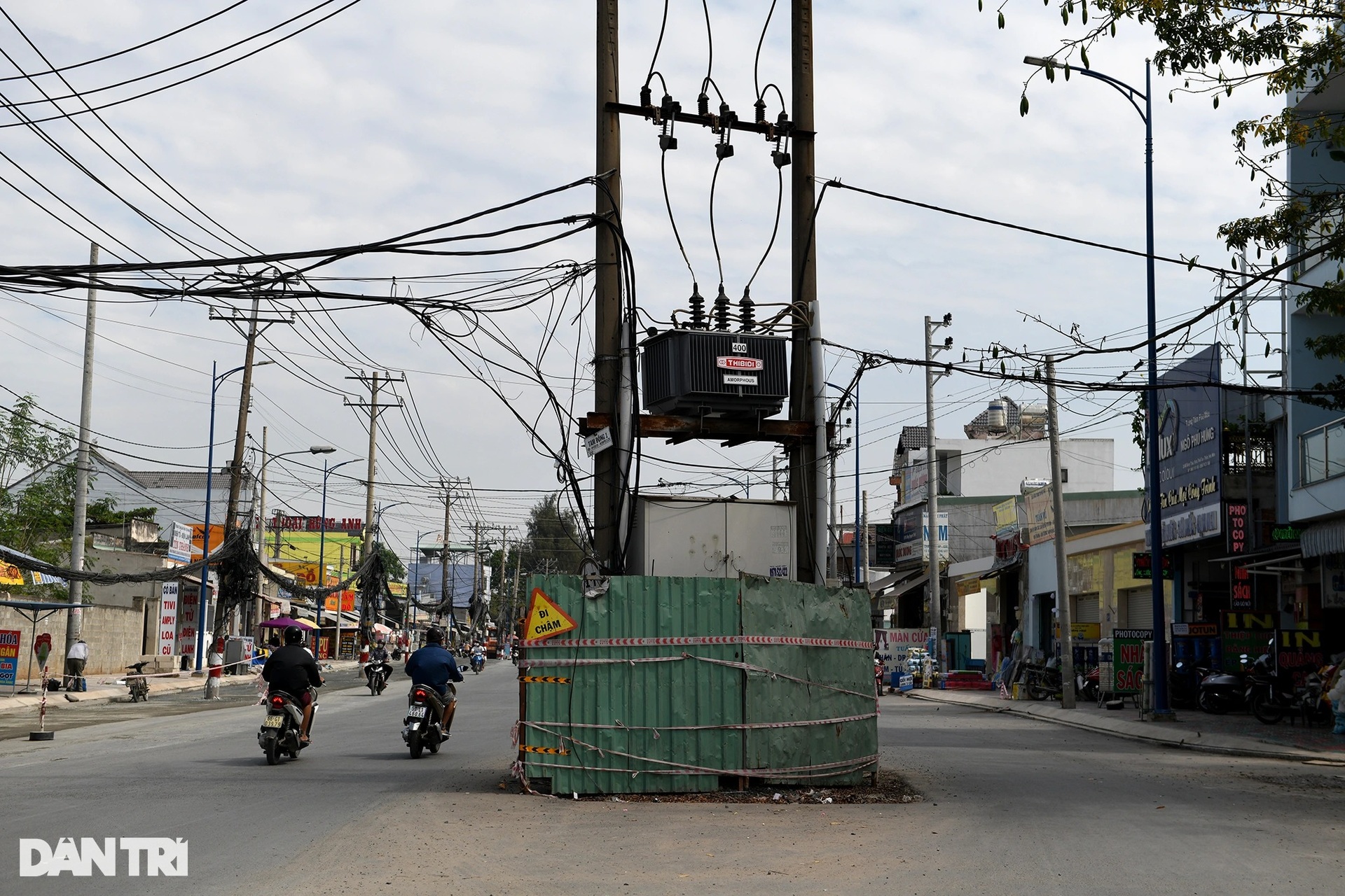 Ma trận trụ điện bủa vây cả tuyến đường, chờ gây họa cho người dân TPHCM - 6 Ma trận trụ điện bủa vây cả tuyến đường, chờ gây họa cho người dân TPHCM - 6