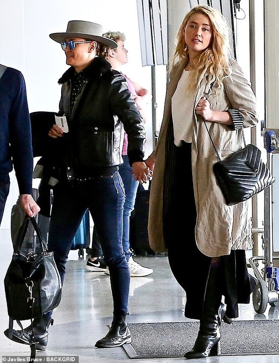 Amber Heard tay trong tay hạnh phúc với bạn gái ở sân bay - 1 Amber Heard tay trong tay hạnh phúc với bạn gái ở sân bay - 1