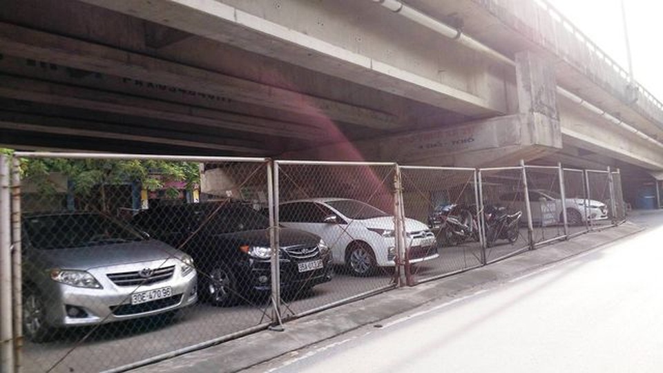 Giải tỏa bãi đỗ xe “xẻ thịt” gầm cầu sau phản ánh của Báo Dân trí! - 2 Giải tỏa bãi đỗ xe “xẻ thịt” gầm cầu sau phản ánh của Báo Dân trí! - 2