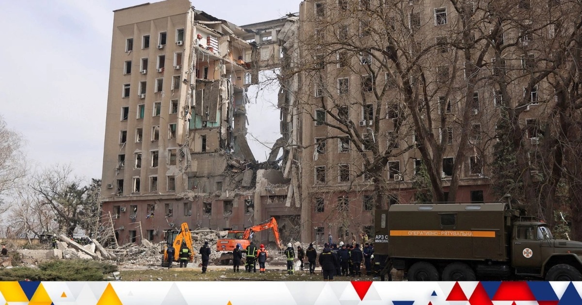 Một tòa nhà ở Mykolaiv, Ukraine bị hư hại nặng nề sau vụ tập kích của Nga (Ảnh minh họa: Skynews).