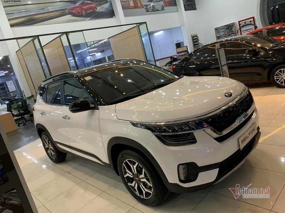Nhiều ô tô hot khan hàng, khách dài cổ chờ xe - 2 Nhiều ô tô hot khan hàng, khách dài cổ chờ xe - 2