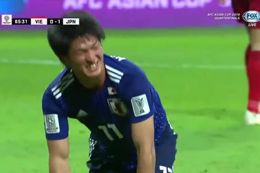 Minamino đánh đầu vọt xà ngang khung thành Việt Nam ở phút 68