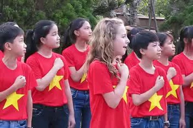 Cô bé 11 tuổi, đi 80 quốc gia hát quốc ca gây quỹ từ thiện