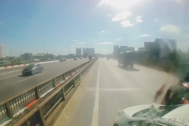 Xe con gặp nạn vì kiểu di chuyển "điền vào chỗ trống"