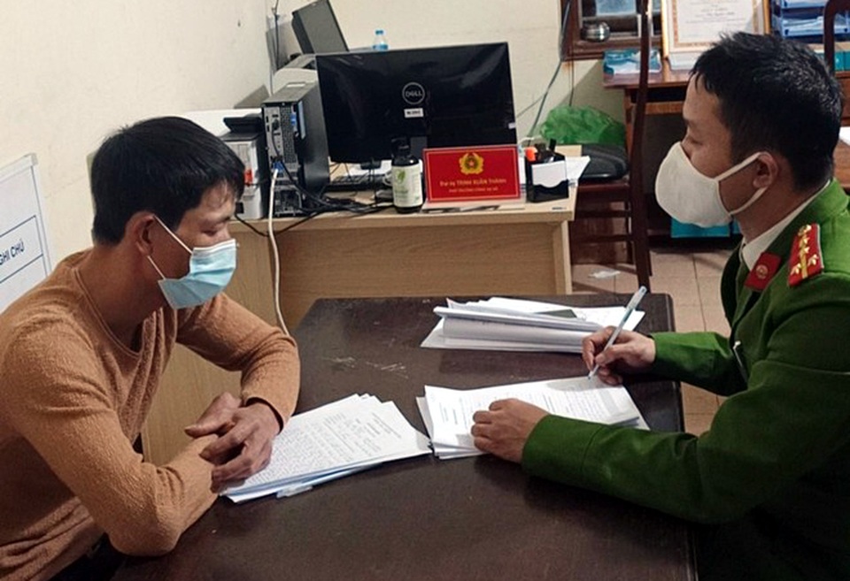Hà Nội: 2 cò mồi lén đưa khách vào chùa Hương bằng đường tiểu ngạch - 1 Hà Nội: 2 cò mồi lén đưa khách vào chùa Hương bằng đường tiểu ngạch - 1