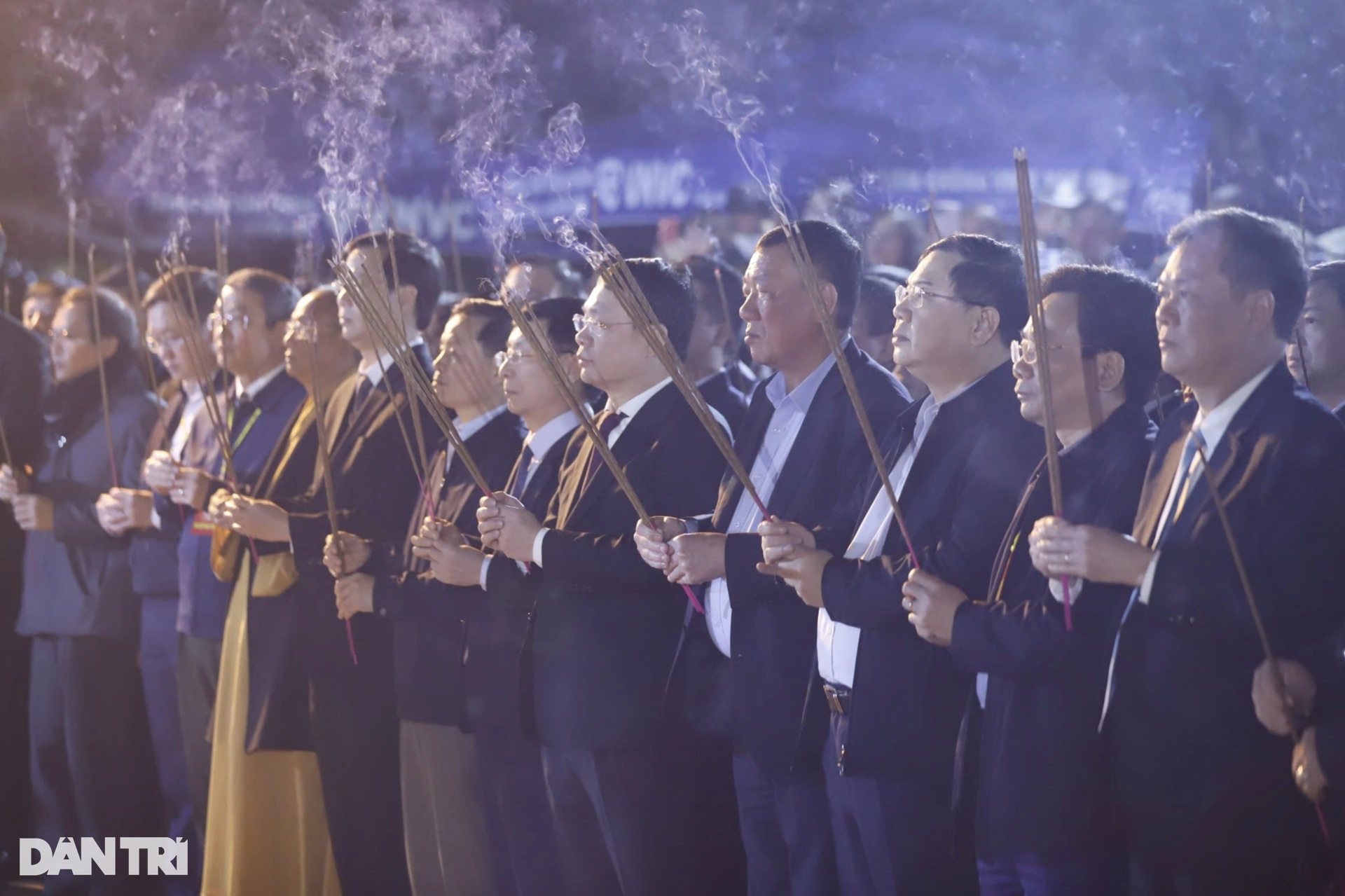 Người dân trèo qua hàng rào sắt, ùn ùn vào đền Trần sau giờ Khai ấn - 2 Người dân trèo qua hàng rào sắt, ùn ùn vào đền Trần sau giờ Khai ấn - 2