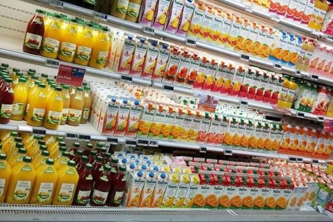 Sự thật rùng mình nước hoa quả đóng chai, ống hút nhựa sắc màu - Ảnh 1.