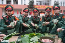 Chiến sĩ Lữ đoàn Cận vệ phấn khởi gói bánh chưng Tết