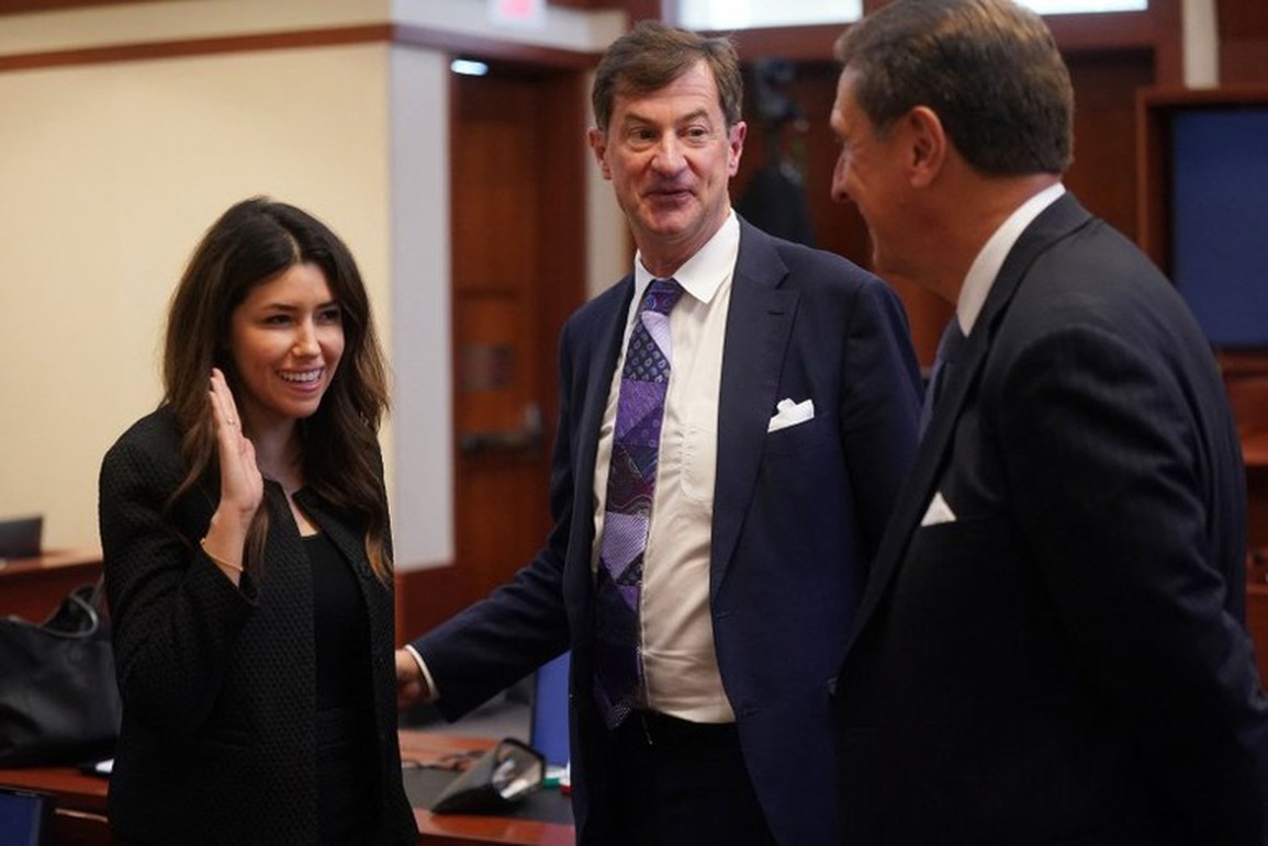 Nữ luật sư xuất hiện cùng bạn trai, đánh tan tin đồn hẹn hò Johnny Depp - 8 Nữ luật sư xuất hiện cùng bạn trai, đánh tan tin đồn hẹn hò Johnny Depp - 8