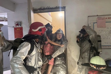 Cháy căn hộ chung cư ở Hà Nội, cảnh sát hướng dẫn hơn 20 người thoát nạn