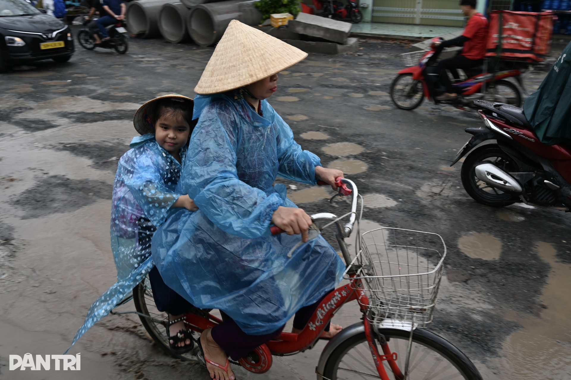 Người dân chật vật qua ma trận ổ voi, ổ gà ở TPHCM - 7 Người dân chật vật qua ma trận ổ voi, ổ gà ở TPHCM - 7