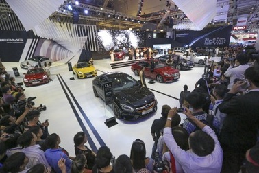 Mercedes-Benz gây ấn tượng với 10 sản phẩm mới tại VMS 2015