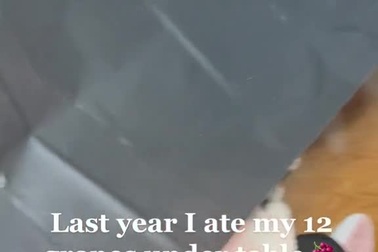 Giới trẻ Tây Ban Nha ăn 12 quả nho xanh để cầu duyên