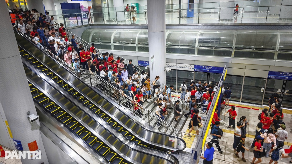 Người dân rời buổi sơ duyệt diễu binh, ga metro Bến Thành quá tải - 3 Người dân rời buổi sơ duyệt diễu binh, ga metro Bến Thành quá tải - 3
