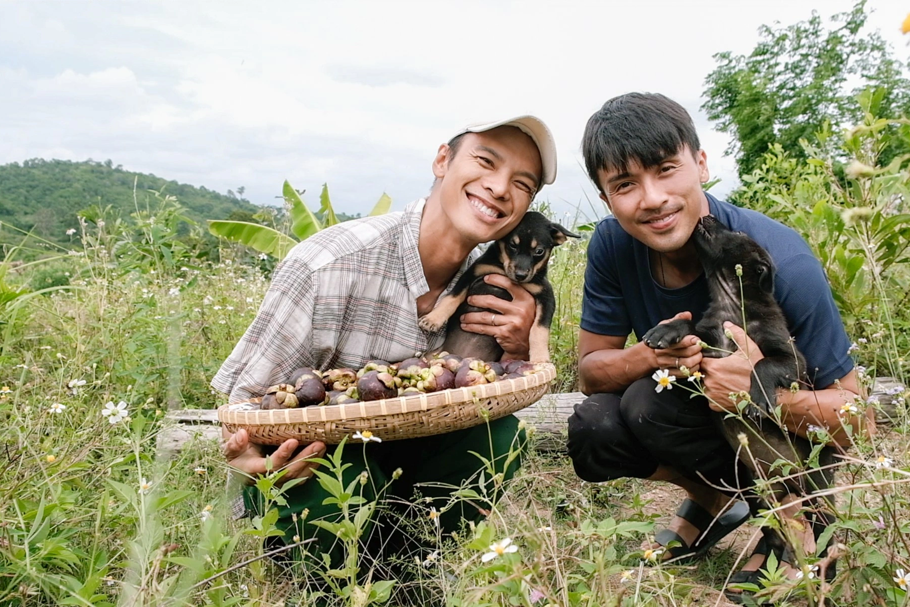 Cặp đôi "hai bố" lên rừng tìm lời giải mình là ai, sinh ra để làm gì?