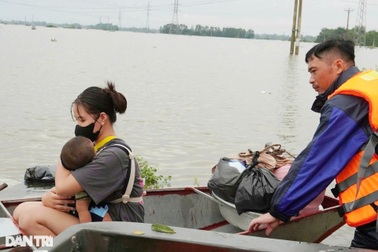 Hà Nội: Nhà chìm giữa "ốc đảo", mẹ ôm con 9 tháng tuổi tháo chạy