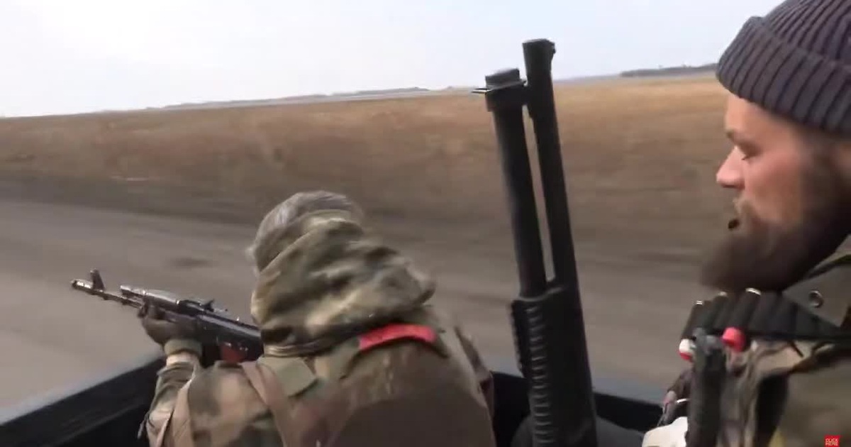 Video: Phóng viên người Mỹ phấn khích khi lính Nga bắn hạ UAV Ukraine ở Kursk | Báo Dân trí