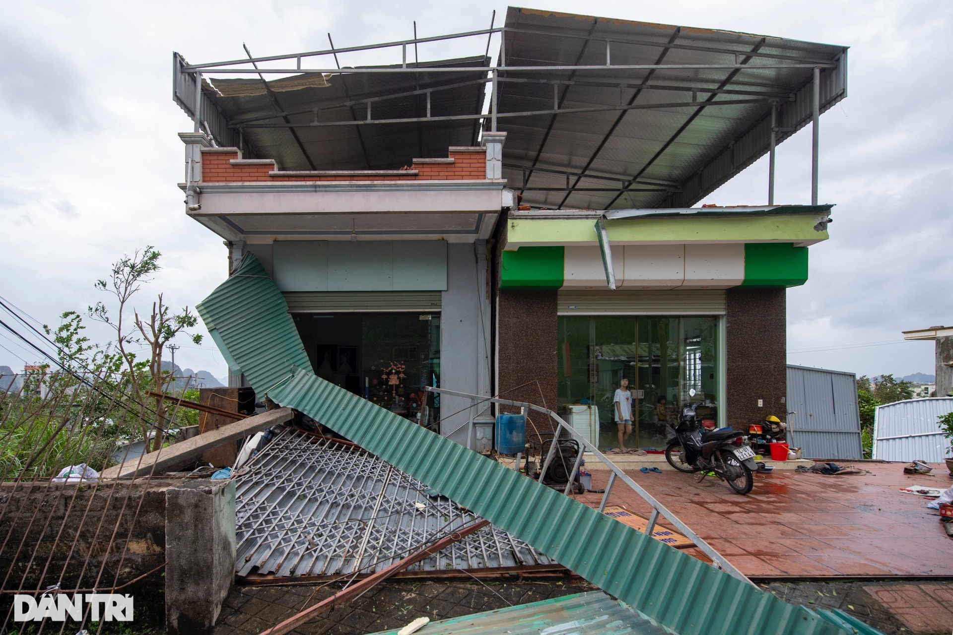 Người phụ nữ thoát chết khi mái tôn tầng 2 đổ ập xuống trước cửa nhà - 4 Người phụ nữ thoát chết khi mái tôn tầng 2 đổ ập xuống trước cửa nhà - 4